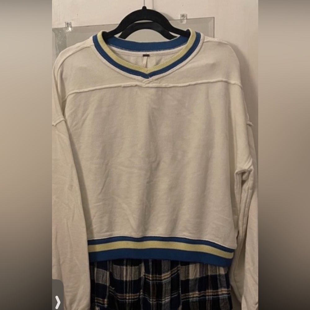 Free People Rio cropped Sweatshirt. - Picture 3 of 10